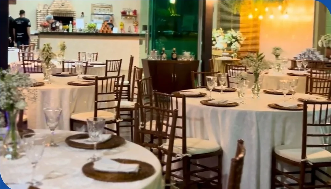 Celebração com mesas decoradas no Espaço Somnium