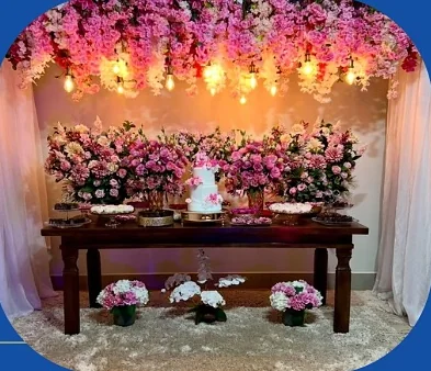 Mesa principal com flores rosadas