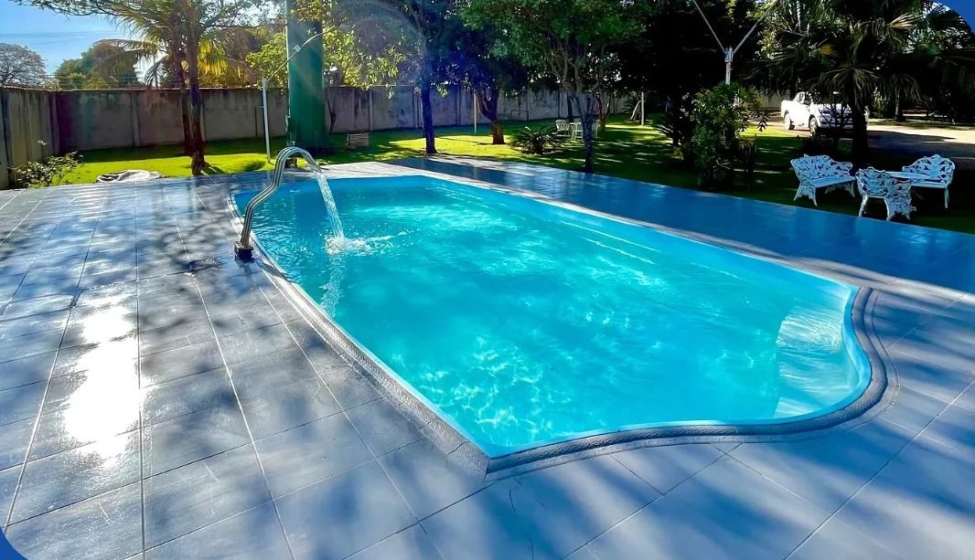 Piscina aquecida e área externa do Espaço Somnium