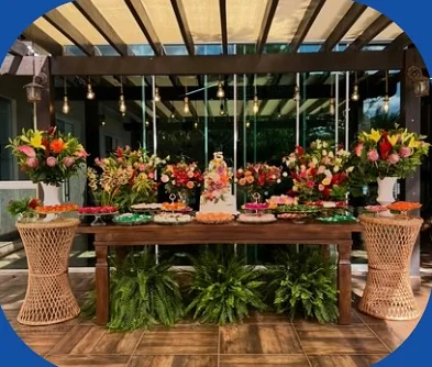 Mesa de celebração com flores