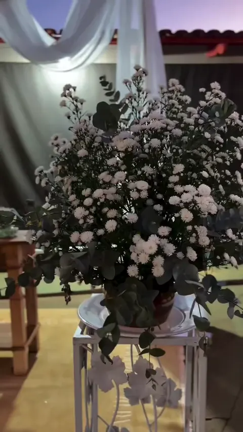 Flores brancas e decoração de cerimônia, frame do vídeo original do Espaço Somnium