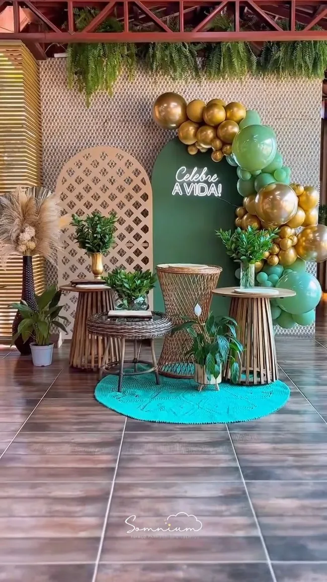 Cenário de aniversário em verde e dourado com balões e plantas